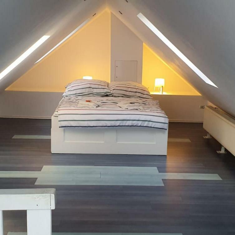 Ferienwohnung Leo Duisburg - Naehe Bahnhof Esterno foto